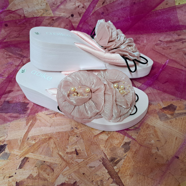 Chinelo dedo salto cunha com aplicação flor - Rosa