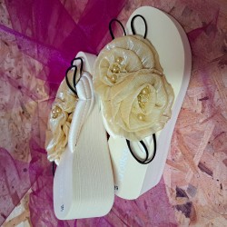 Wedge toe slippers with flower appliqué - Beige